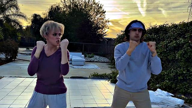 смотри как зрелая красотка получает по полной в анал