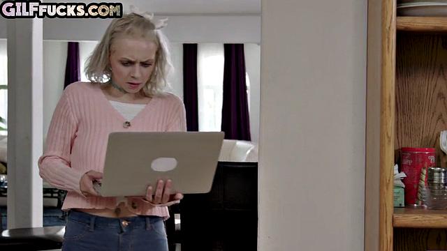 грудастая бабуля в белье жарит не только котлеты на кухне