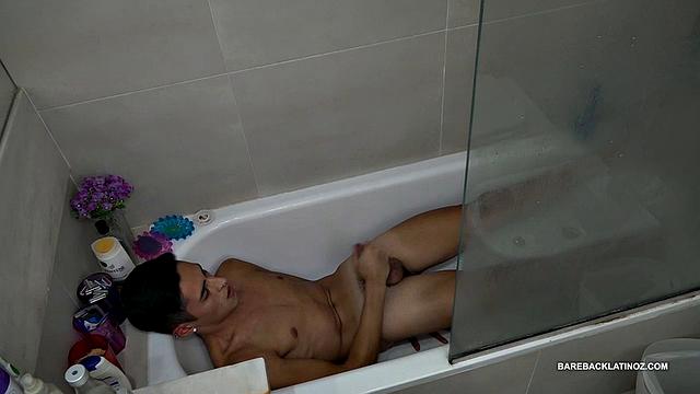 стройный латинец доказывает: ванна лучше спортзала