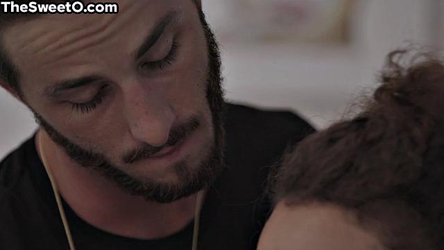 Страстный секс с миниатюрной натуральной девушкой и парнем, много ласк и наслаждения.