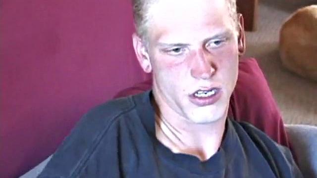 Брэндон дрочит по-жёсткому и жадно заглатывает сперму