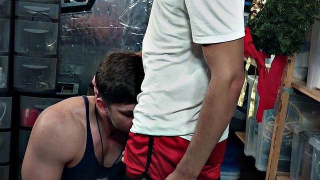 Athletic bottom DILF barebacked by twunk in stockroom