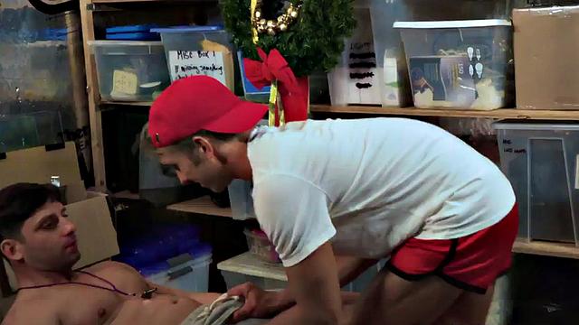 Athletic bottom DILF barebacked by twunk in stockroom