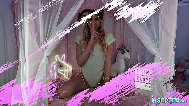 делайла раздвигает ноги в обтягивающем боди и дрочит