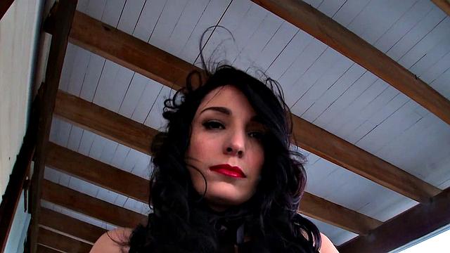 Мишель Бонд в цепях лижет молоко и трахается игрушкой как дикая кошка