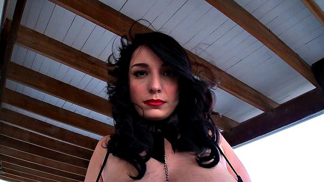 Мишель Бонд в цепях лижет молоко и трахается игрушкой как дикая кошка