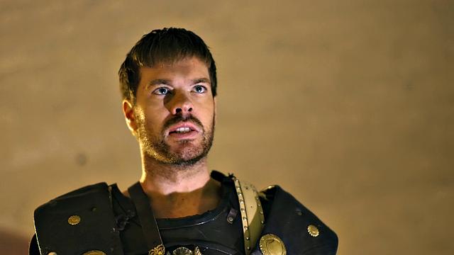 Рина Эллис в дерзком косплее яростно скачет на члене в обратной наезднице