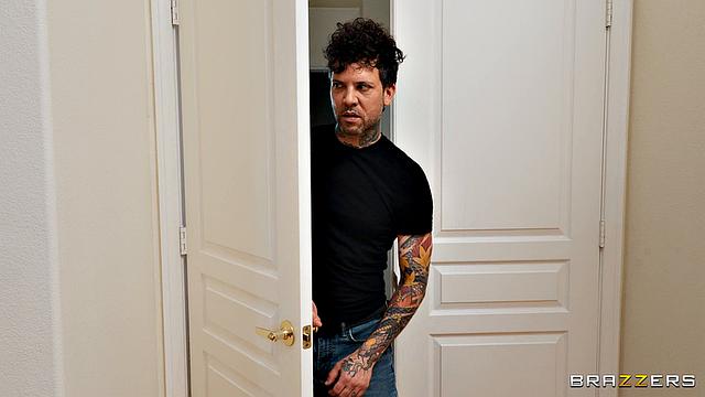 Соседка Cubbi Thompson ловит Small Hands на горячем и дает отличный минет.