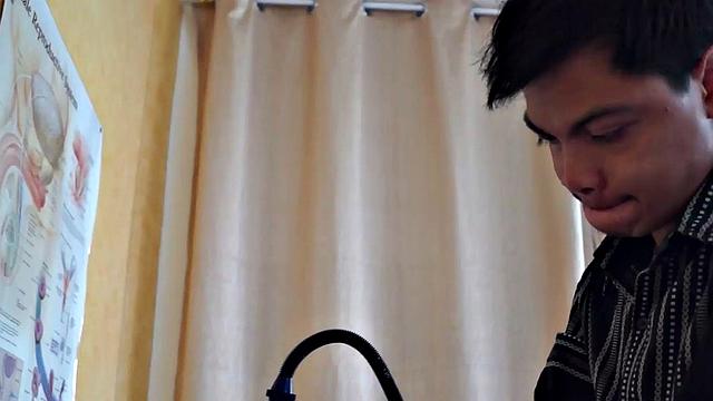 доктор довёл азиатского твинка до крайности на улице