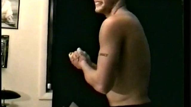 Базз строит из себя гетеро, но Винс быстро расставляет все по местам