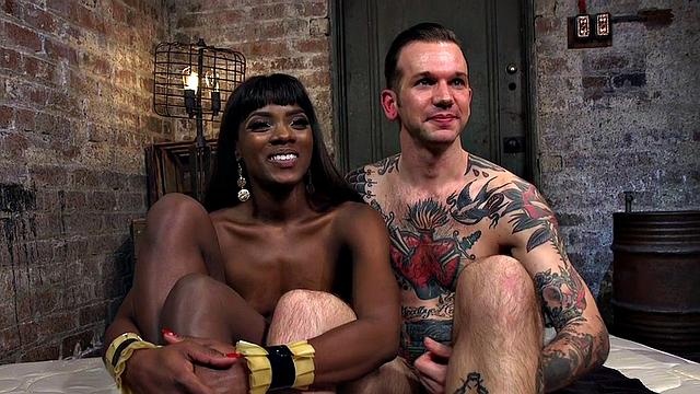 черная госпожа в латексе жестко садится на лицо кроссдрессеру