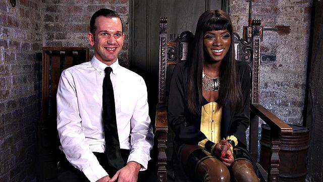 черная госпожа в латексе жестко садится на лицо кроссдрессеру