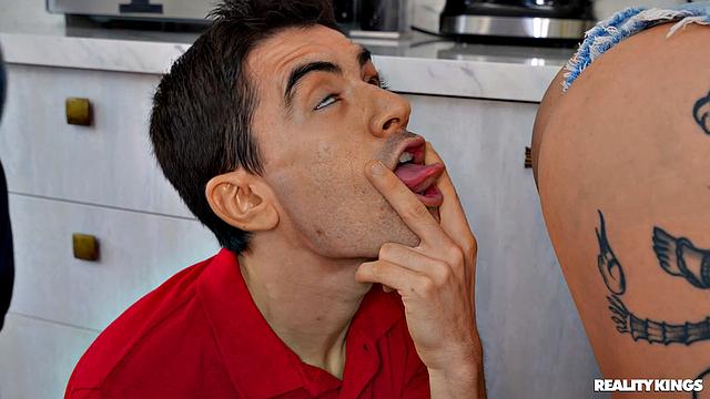 татуированная рыжая жёстко доминирует - от пощёчины до жаркого секса на кухне и в душе