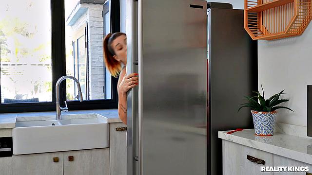 татуированная рыжая жёстко доминирует - от пощёчины до жаркого секса на кухне и в душе