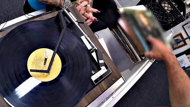 Пышногрудая красотка жарко трахается на столе в ломбарде