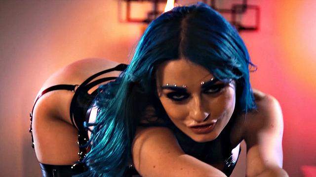 стервозная мачеха и падчерица завели жаркий тройничок прямо на массаже