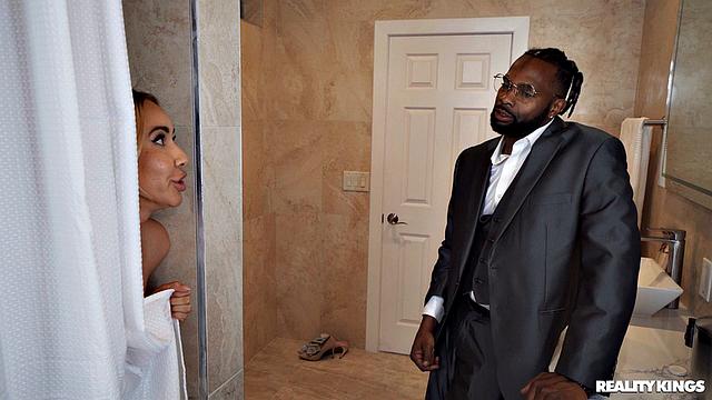 горничная застала постоялицу с игрушкой и влезла по локоть