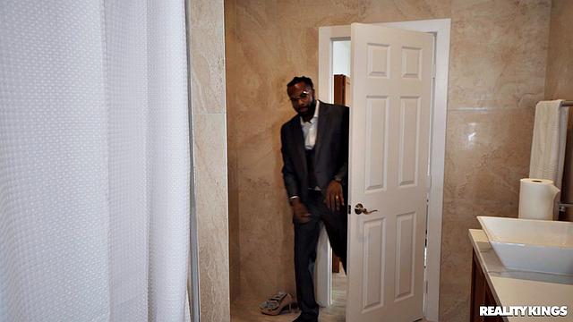 горничная застала постоялицу с игрушкой и влезла по локоть