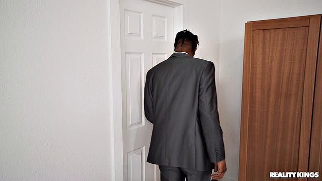 горничная застала постоялицу с игрушкой и влезла по локоть