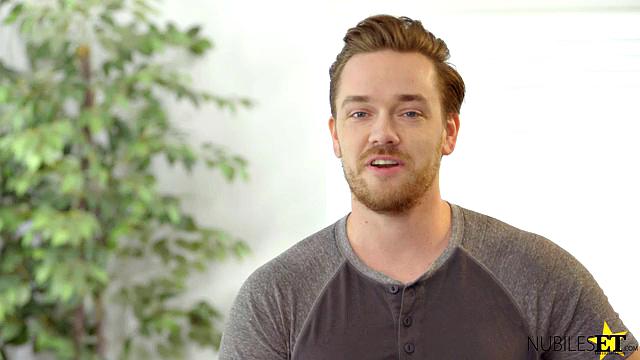 помешанная на аналe брюнетка не устояла перед членом сводного брата