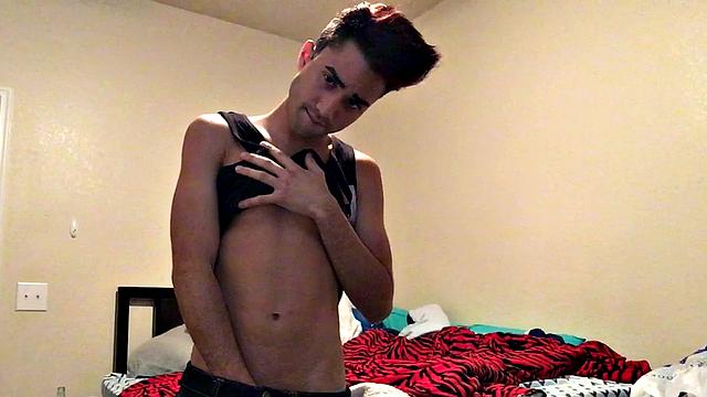 лацино с мощным хуем дрочит и кайфует от внимания