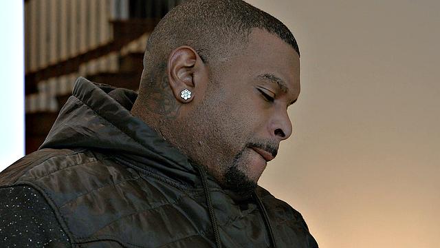 отчаянная риелторша берёт в себя чёрный член ради сделки