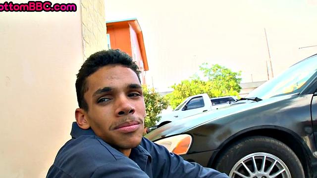 нубийский рабочий трахает парня на улице после знакомства