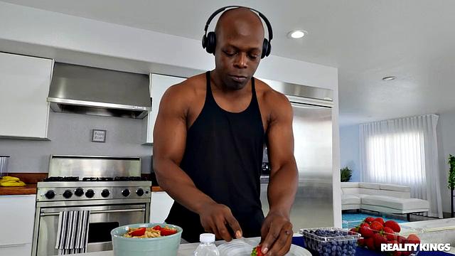 Анна Клэр Клаудс с утренним минетом и страстным сексом на кухне от Вилла Тайлa.