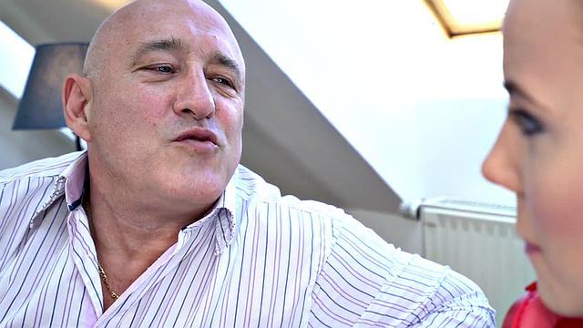 дедушка отрывается с дерзкой татуированной красоткой на диване