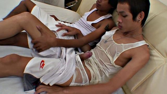 Asian amateurs breed after golden shower