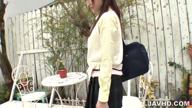 Карин Аидзава в вызывающем униформе соблазняет на природе