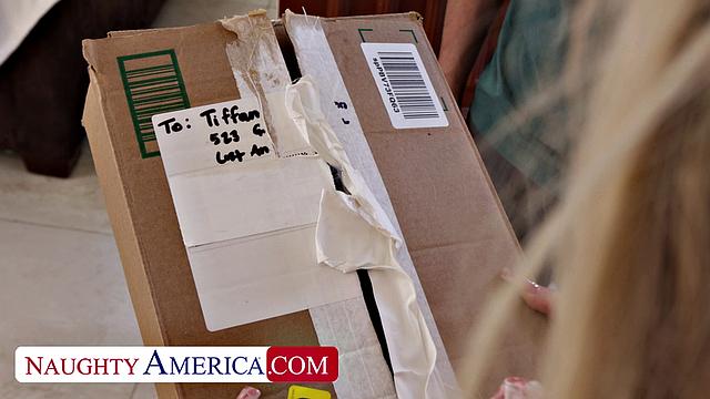 Тиффани и Диего жарко трахаются с минетом и зрелой страстью.