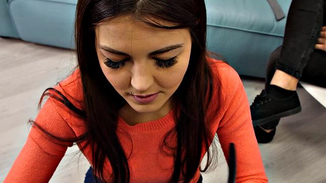 парень отдаёт девушку продавцу авто ради скидки