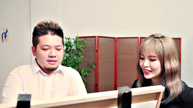 Bad models for a painter and then get him hard so she fucks