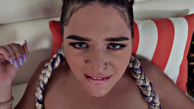 пирсинг на месте - телка скачет задом и ловит сперму на грудь