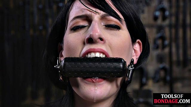 Gagging machine fucks bitch