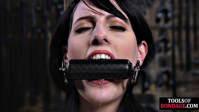 машина трахает татуированную рабыню и душит ее глубоко