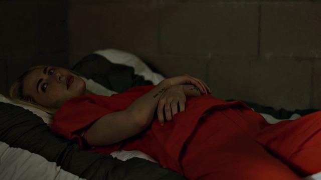 Lesbian inmate pussylicks doctor in prison hospital