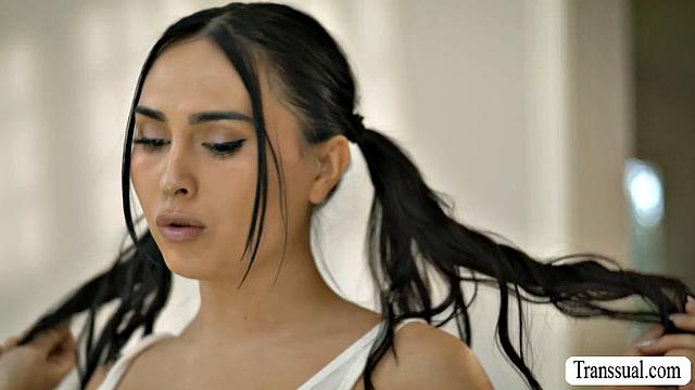 Транссексуальная падчерица соблазняет отчима и получает жёсткий анальный секс от Dillon Diaz и Ember Fiera.