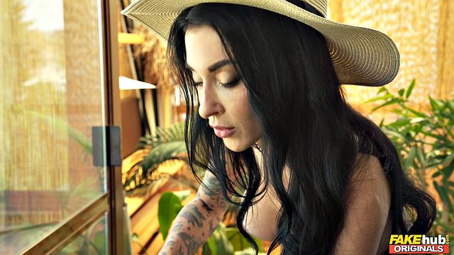 Ну да, теперь у меня соседка-натуристка. Мужу, конечно, не до телевизора - у него дела поважнее.