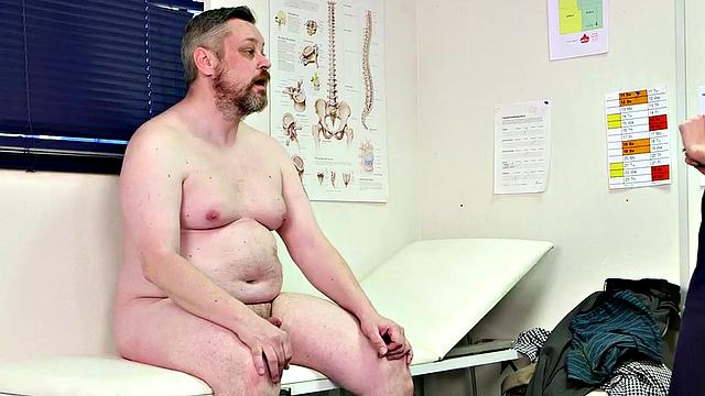 весёлые медсестры ржут над маленьким прибором пациента