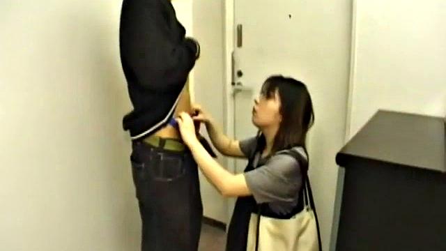Preggo Japanese gets her pussy drilled