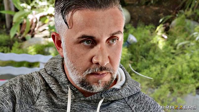 Смотри, как Kenna James изменяет мужу с Keiran Lee и не может остановиться!