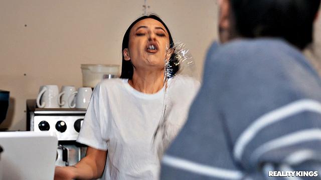 горячая milf жёстко трахает баристу прямо у стойки