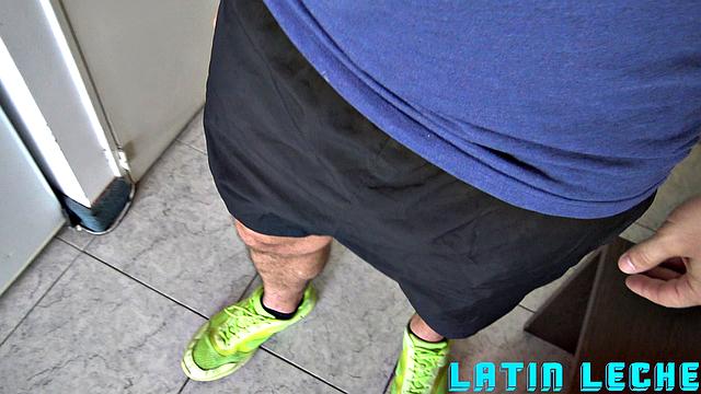 голодный гей жадно сосёт латинов и пускает всех в себя