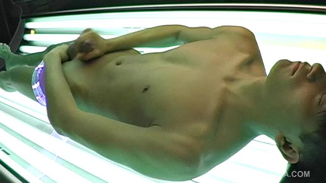 Латинский красавец Диего Старр дрочит и выдает мощный оргазм на камеру