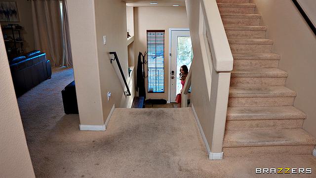 поймала парня на измене и тут же трахнула его соседа