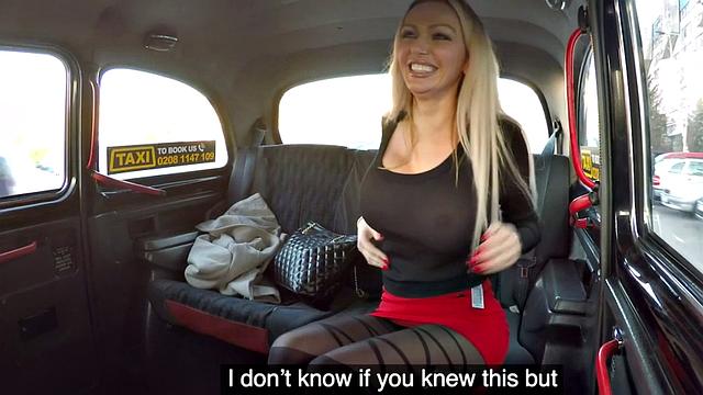 пышногрудая лесбиянка соблазняет британскую таксистку игрушками и пальцами