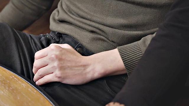 стройная азиатка-репетитор разогревает ученика ногами и жестко трахается