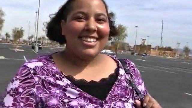 Тейлор выносит свои жирные формы на улицу и жадно берет член